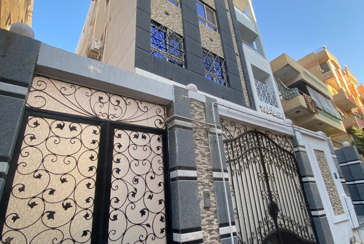 فرصة استثمارية في مدينة 6 أكتوبر – بيزمنت سكني مرتفع بالحي الثالث مقسم إلى 7 استديوهات مجهزة بفرش فندقي وأجهزة حديثة. دخل شهري 45,000 جنيه. موقع مميز خلف زكي السماك وبالقرب من جامعة 6 أكتوبر. السعر 4,600,000 بالفرش أو 3,800,000 فاضي