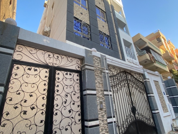 فرصة استثمارية في مدينة 6 أكتوبر – بيزمنت سكني مرتفع بالحي الثالث مقسم إلى 7 استديوهات مجهزة بفرش فندقي وأجهزة حديثة. دخل شهري 45,000 جنيه. موقع مميز خلف زكي السماك وبالقرب من جامعة 6 أكتوبر. السعر 4,600,000 بالفرش أو 3,800,000 فاضي
