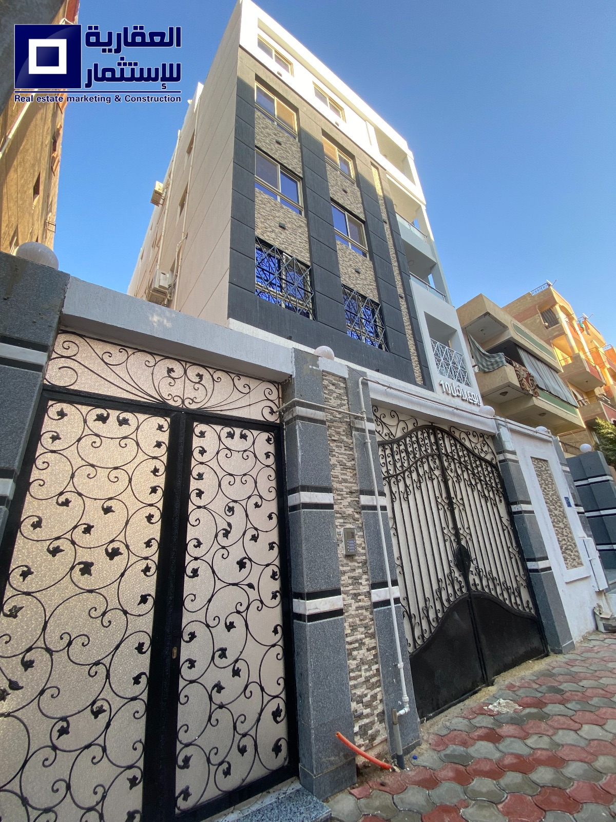 فرصة استثمارية في مدينة 6 أكتوبر – بيزمنت سكني مرتفع بالحي الثالث مقسم إلى 7 استديوهات مجهزة بفرش فندقي وأجهزة حديثة. دخل شهري 45,000 جنيه. موقع مميز خلف زكي السماك وبالقرب من جامعة 6 أكتوبر. السعر 4,600,000 بالفرش أو 3,800,000 فاضي